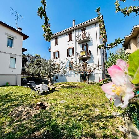 Ares Apartment - Vicino Al Lago Di Garda E Alla Stazione Treno Desenzano del Garda Buitenkant foto